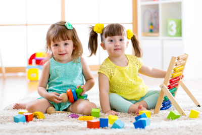 dos niñas están jugando